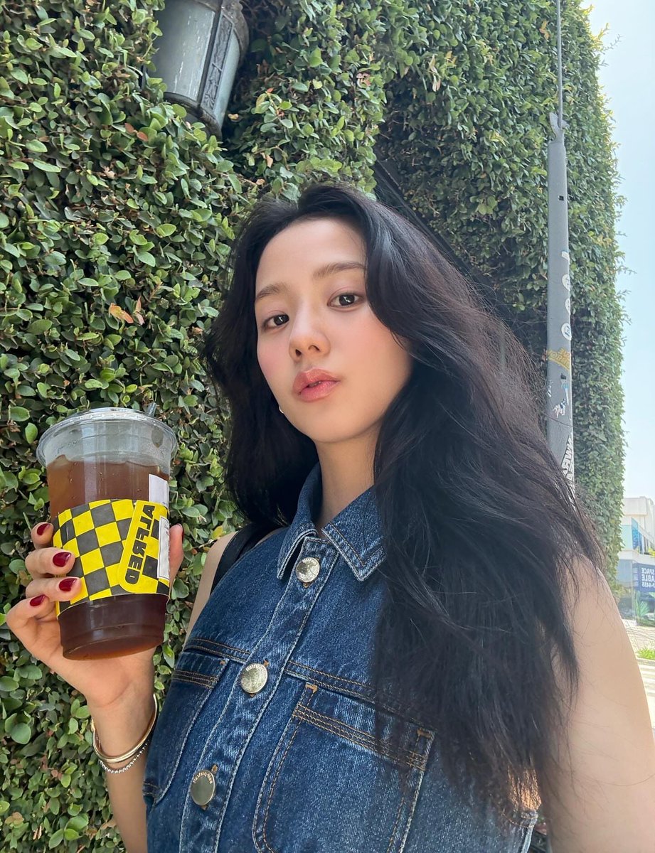 💫 JISOO is glowing with timeless elegance and effortless beauty in new photo — pure perfection! 😍✨
#JISOOVisualQueen