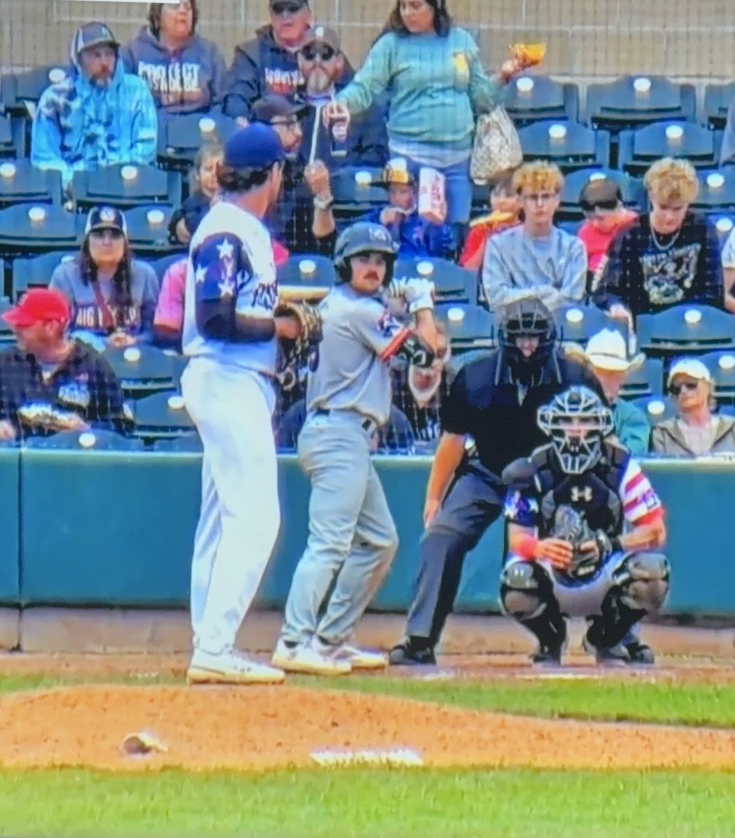 _EK35_'s tweet photo. Ty Dooley (3B, #3) scores the winning run and his team wins 5-4.
Officially
0-1 with a K
HBP (1st pro PA)
BB
Reached on error
2 runs scored
Defensive gem in 7th to take away a hit.
Great first professional game!
@VibesBaseball
@CoastalBaseball
@GoCCUsports
#ProChants
#TealNation