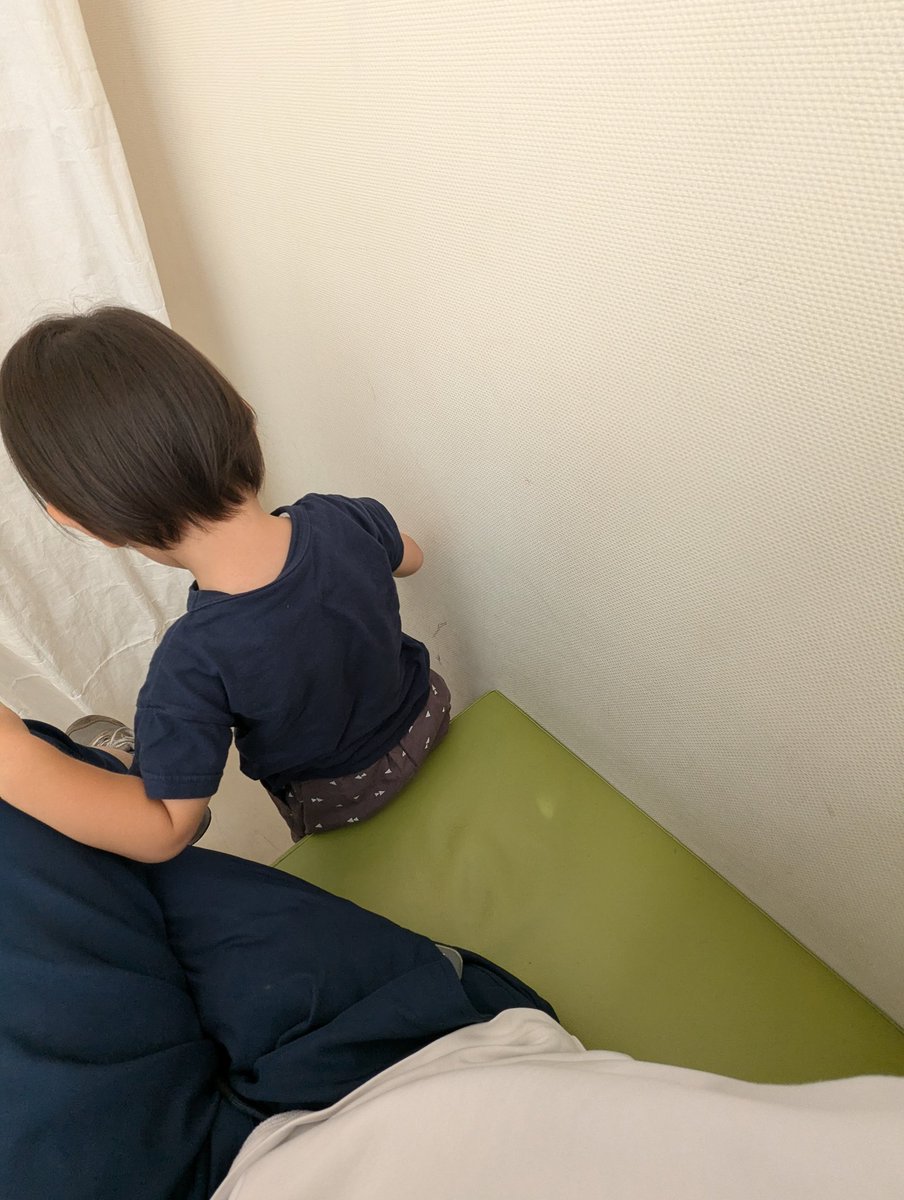 nikopan77's tweet photo. 突発休み🍀

3歳になる息子の発熱により病院です😅

彼も久々の発熱で39℃近いのに元気です。病院の待合室におりますが普段話せない会話を楽しんでいます。

良き有給にしよう😊
お昼はラーメンだそうです🍜

#有給 https://t.co/9urdfBwit6