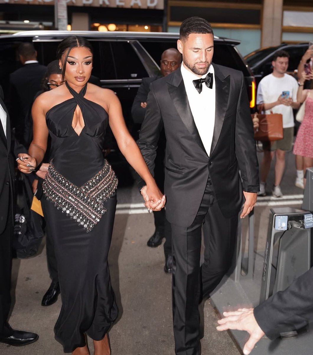 stallionaccess's tweet image. Megan Thee Stallion and Klay Thompson arriving at the Pete & Thomas Foundation Inaugural Gala.