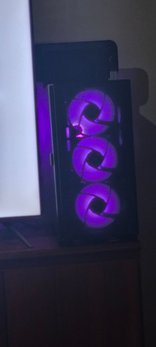 Pipichuninja's tweet photo. Conseguir montar todas as ventoinhas do PC ao contrário é preciso ser muito burro... 
Tipo eu😅 https://t.co/QvLlfaArj4