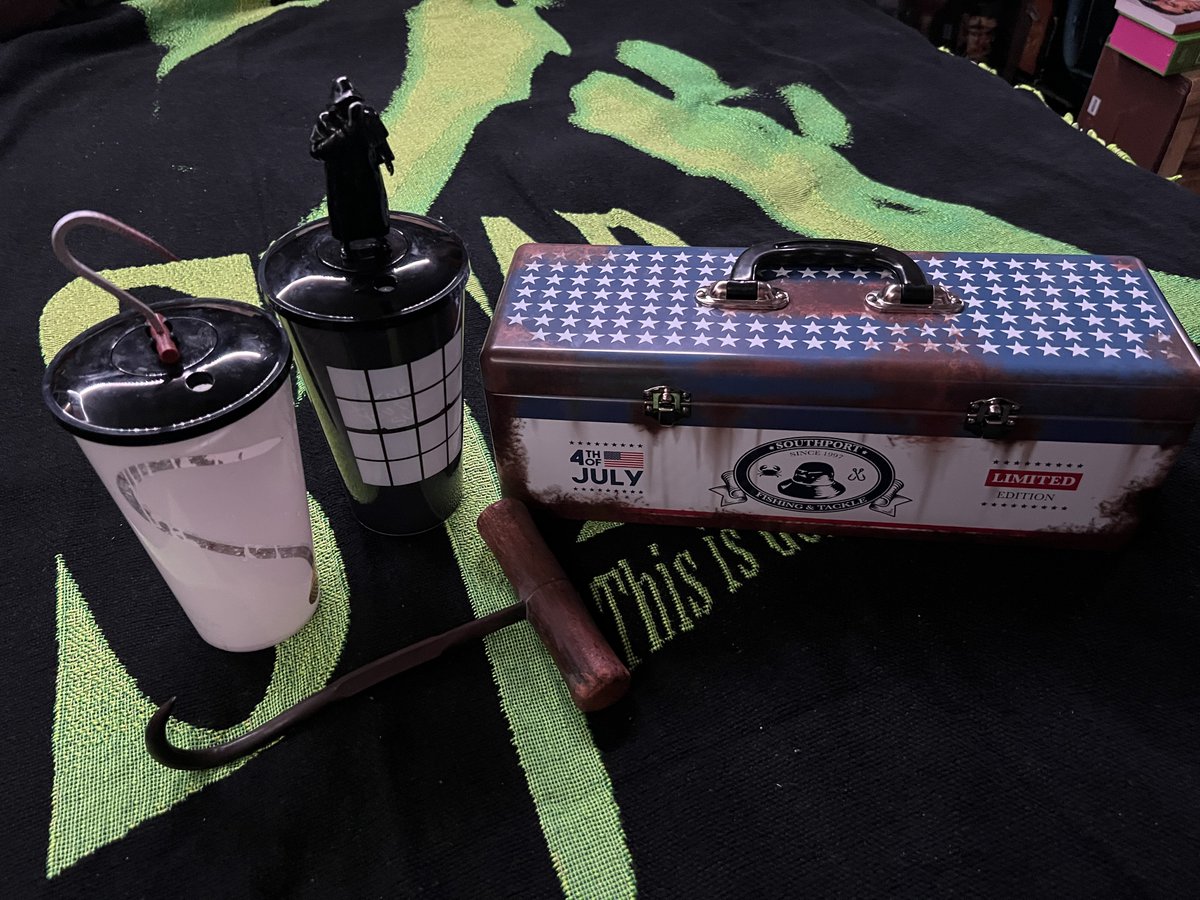 JeremyPryer's tweet image. I KNOW WHAT YOU DID LAST SUMMER color-changing collectible cups and popcorn tackle box from @RegalMovies