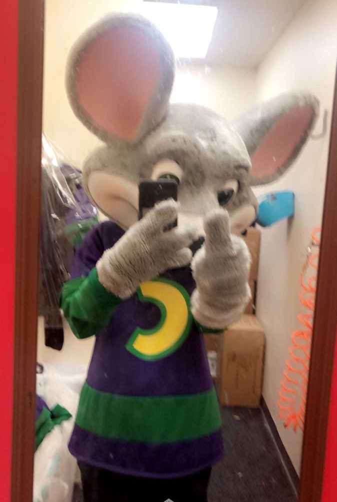 florencecel's tweet image. I hope my boss and @chuckecheese sees this so I can get fired. Every fucking day is a pain for me now.