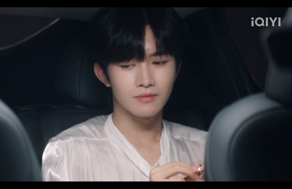 โอเมก้าแท้ : ตัวสูง กล้ามแน่น ต้องแอ๊บแข็งแกร่งดุจหินผา แต่เผลอแป๊บๆหน้าซีดเป็นไก่ต้มจะเป็นลมตลอดเวลา

โอเมก้าเสิ่นเจิ้น : แอ๊บอ่อนแอ ทำหน้าจะร้องเหมือนถูกรังแกตลอดเวลา แต่จริงๆก็คือแกต่างหากที่รังแกเค้า555

#ABODesire #DesireTheSeries