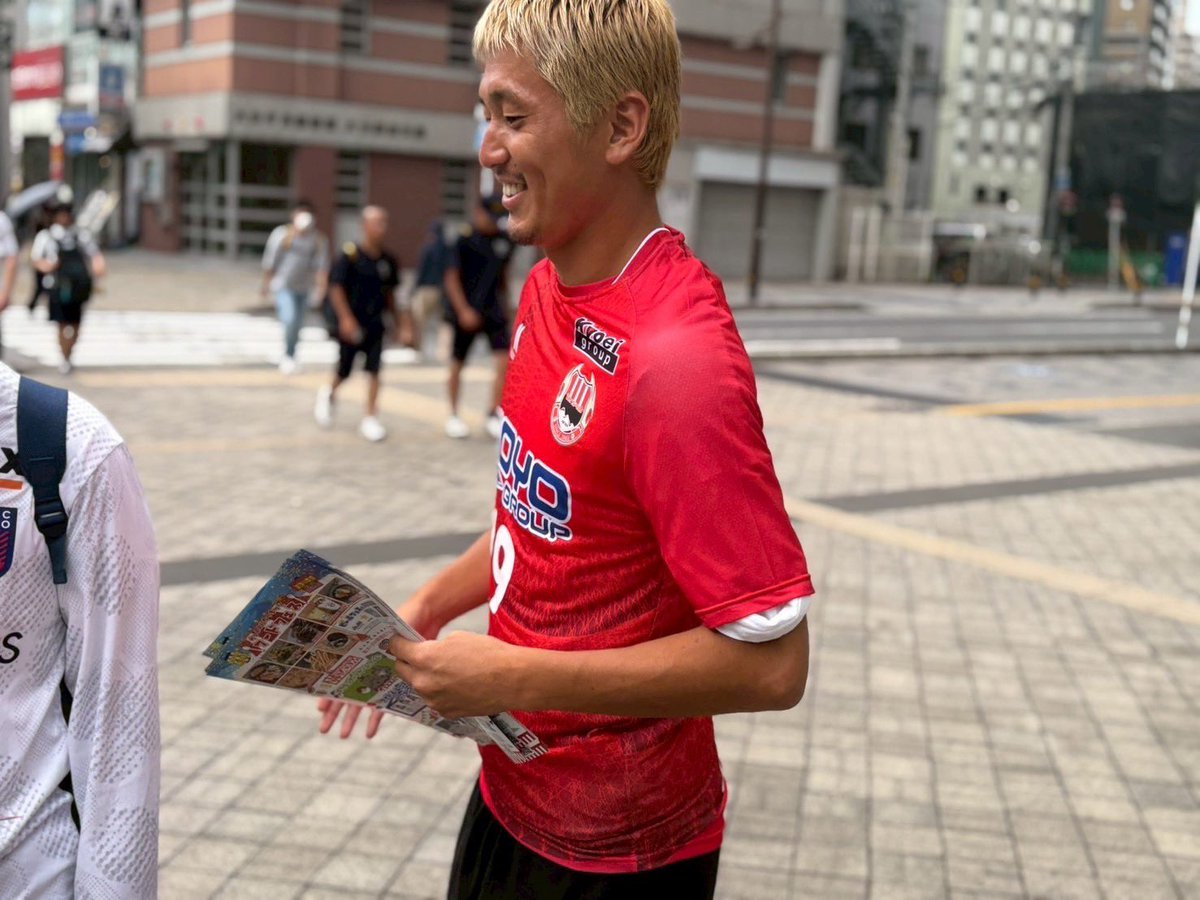 VERSPAH's tweet photo. ／
　ヴェルスパ沸騰祭に向けて📣
＼

7/19(土)のホームゲーム向けて大分駅にて選手、スタッフでチラシ配りを行いました！周りの方を誘ってみなさんでご来場ください🎪

🔴大分県民無料招待🔴
会場でお待ちしております！

試合情報はコチラ▶️
https://t.co/AGFU2ec1OM

#ヴェルスパ大分 https://t.co/co6L1uGcE2