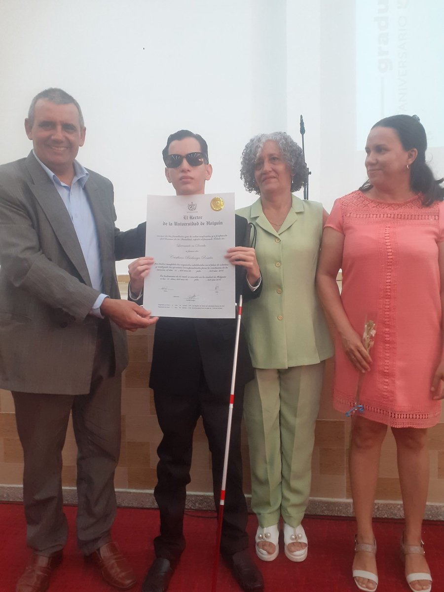 Muchas felicidades a todos los graduados de la <a href="/univholguinera/">UniversidadHolguin</a> . Mis respetos ante Cristian, invidente que termina con título de oro en licenciatura en Derecho. Es inclusión y justicia social. #SomosUho