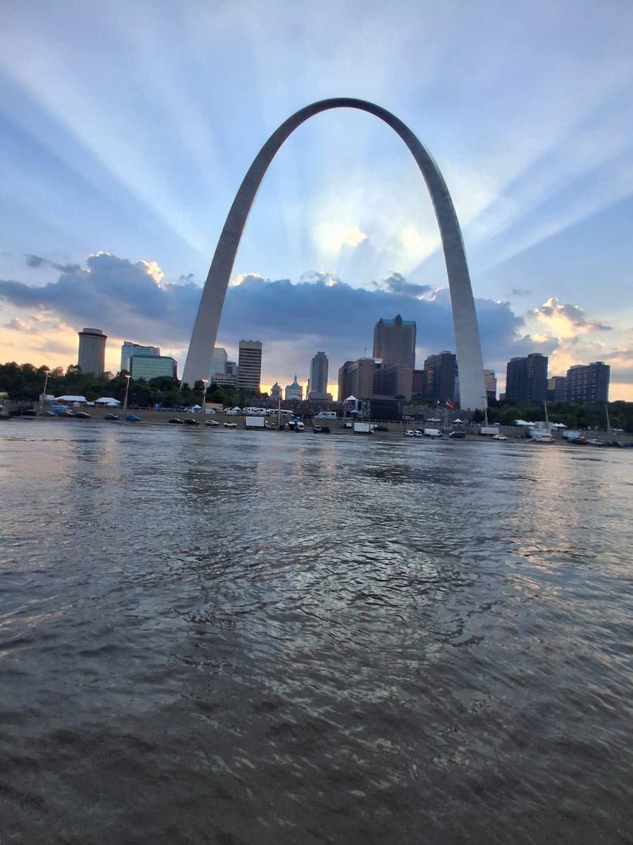 GatewayArchSTL's tweet image. 😍
Sunsets in my city hit different 🌅
Amazing 📸 taken by Riverboat Mate Shaq on a recent cruise 🚢