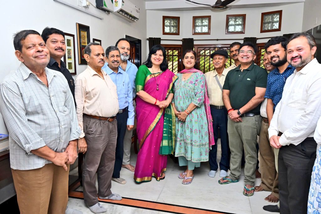 AprajitaSarangi's tweet image. At the residence of a senior resident of Palashpalli in Bhubaneswar yesterday.
It is easy for me to understand the nature of Grievances of a particular area when I visit & discuss with all over a cup of tea.
Here it was beneficial too.
Will do whatever I can for redressal.