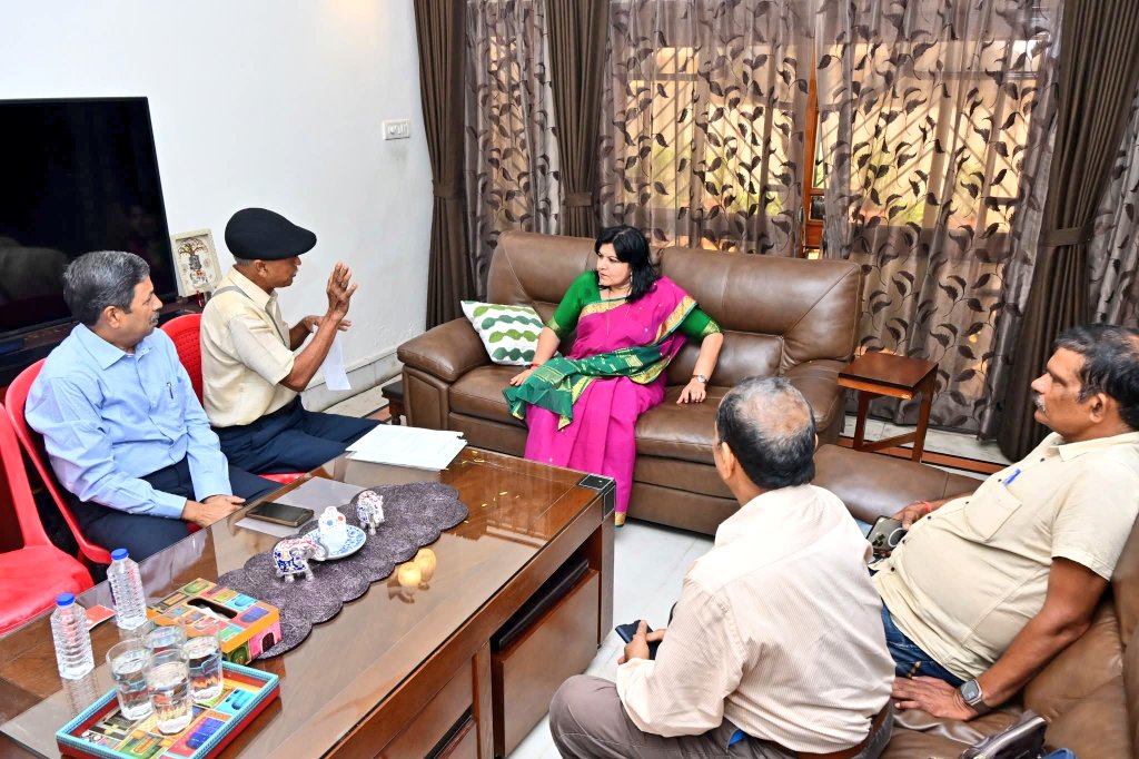 AprajitaSarangi's tweet image. At the residence of a senior resident of Palashpalli in Bhubaneswar yesterday.
It is easy for me to understand the nature of Grievances of a particular area when I visit & discuss with all over a cup of tea.
Here it was beneficial too.
Will do whatever I can for redressal.