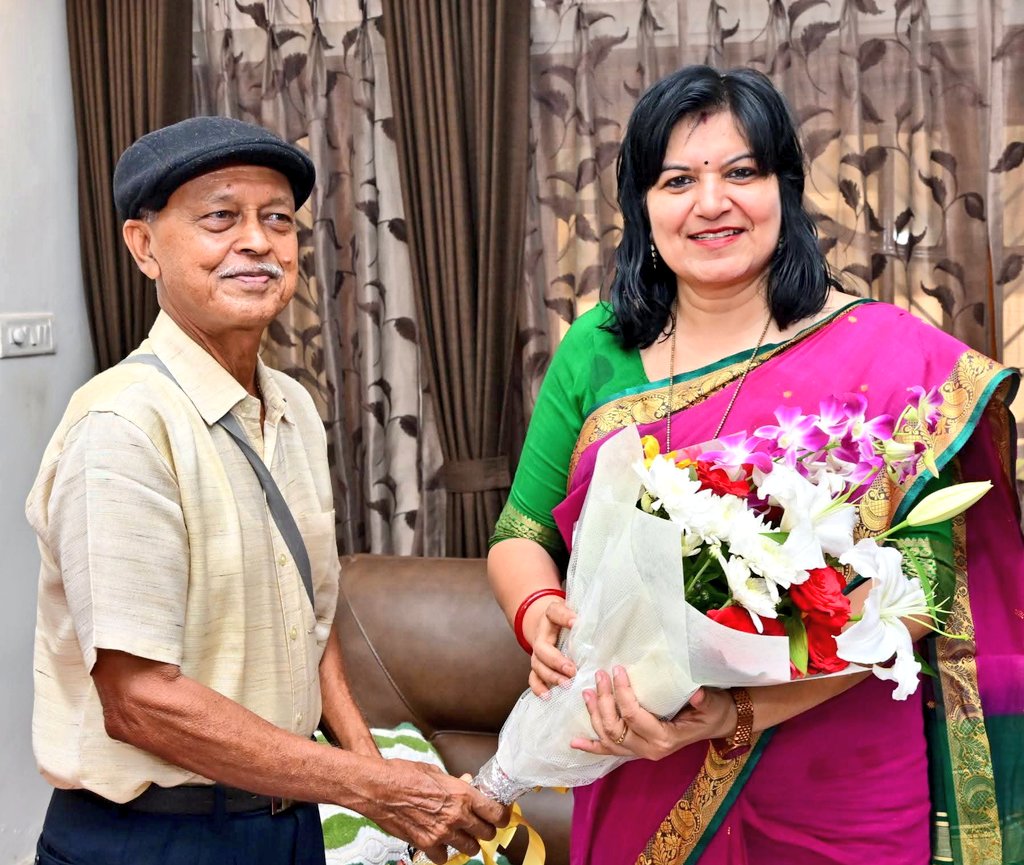 AprajitaSarangi's tweet image. At the residence of a senior resident of Palashpalli in Bhubaneswar yesterday.
It is easy for me to understand the nature of Grievances of a particular area when I visit & discuss with all over a cup of tea.
Here it was beneficial too.
Will do whatever I can for redressal.
