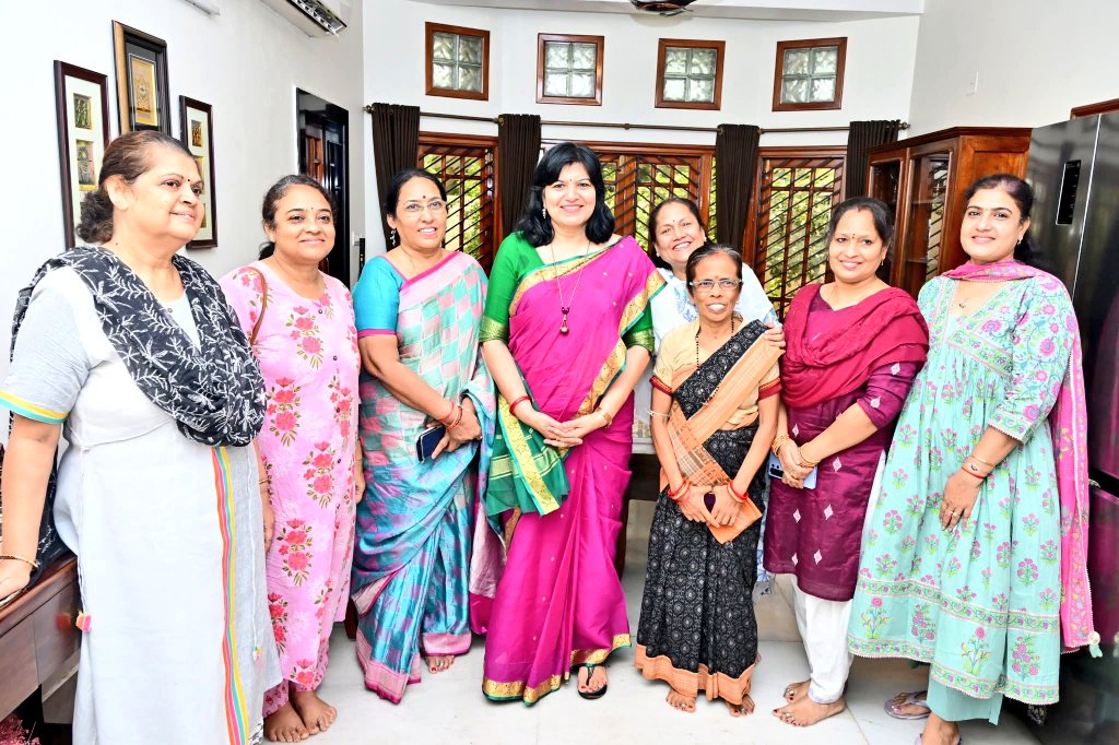 AprajitaSarangi's tweet image. At the residence of a senior resident of Palashpalli in Bhubaneswar yesterday.
It is easy for me to understand the nature of Grievances of a particular area when I visit & discuss with all over a cup of tea.
Here it was beneficial too.
Will do whatever I can for redressal.