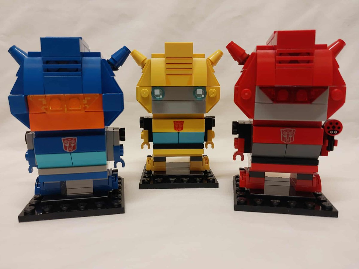 BotCon's tweet image. Hello @LEGO_Group... We would like these 2 to join Bumblebee please. 

Check out these Lego based customs by Shawn Tessman (resident BotCon Custom class instructor of nearly 20 years!)... Lego Glyph and Cliffjumper (AKA 🐞), based on the BotCon &apos;25 exclusives of the same name!