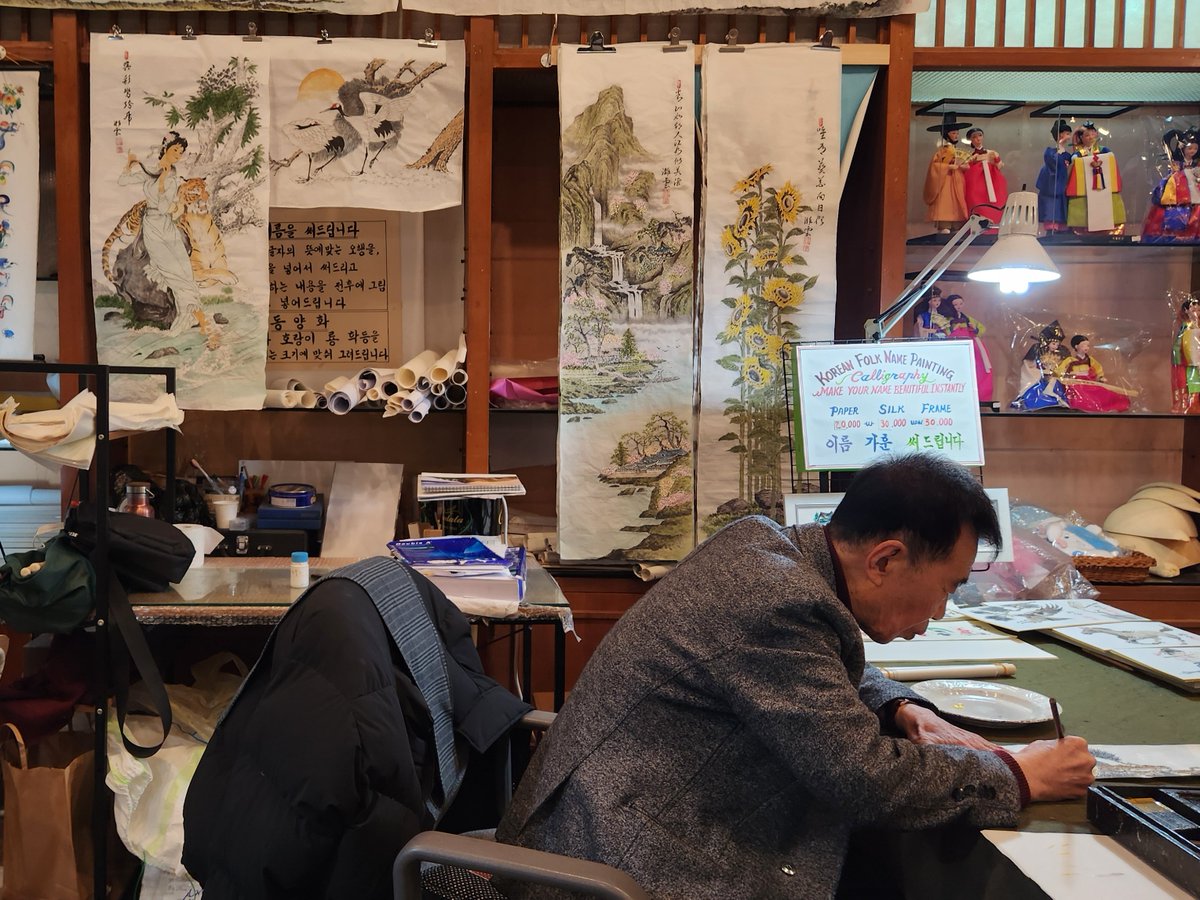 NONSTOPPUP's tweet image. WHEN I WAS IN KOREA I CAME ACROSS THIS ARTIST WHOS BEEN PAINTING FOR DECADES. I LOVED THE TIGERS, SO I JUST HAD TO ASK IF HE COULD DO ONE IN GREEN! HE LAUGHED AND SAID GREEN TIGER MADE NO SENSE 🤣 BUT STILL HAPPILY OBLIGED, AND NOW I HAVE THIS BEAUTIFUL GEIST TIGER PAINTING!! 🐯