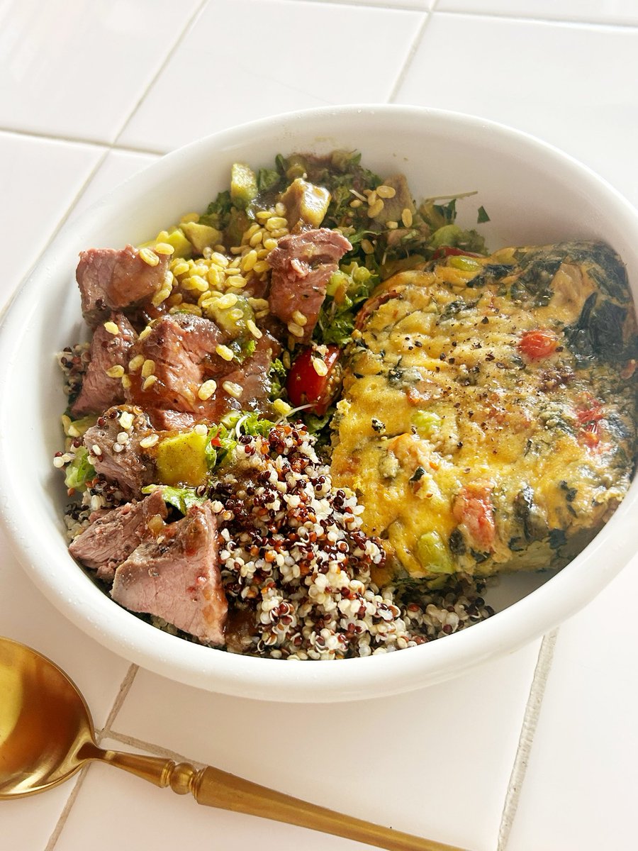 fairouzzzzzz's tweet image. ランチを作りました!
昨日焼いたフリッタータと、ローストビーフのサラダ、キヌアです。
とってもおいしかった🌱