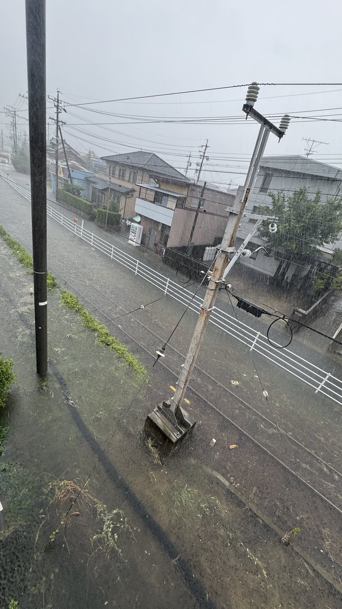 iinamotto's tweet photo. 名鉄尾西線弥富駅あたりは完全に水没
#名鉄弥富駅
#水没 https://t.co/t1EhKT7mRm