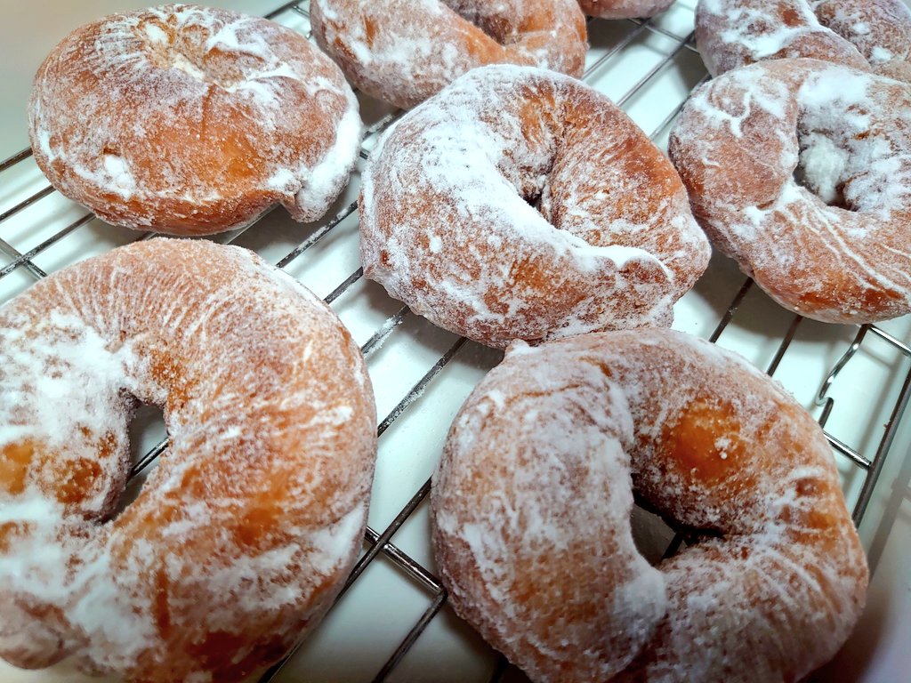 ぱんだのパン屋さん、本日（2025/07/17）の揚げ上がり！
・ぶかっこうなシュガードーナツ　200円
・ダブルチョコオールドファッションドーナツ　250円
シュガードーナツは薄力粉も入っているからさっくり歯切れがいいです。ぶかっこうなのは許して（笑）
Antenna Books &amp; Cafe ココシバで販売中です！