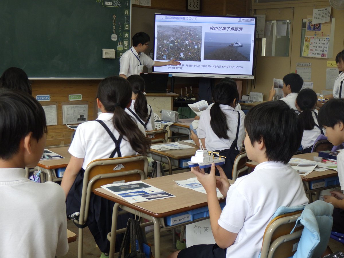 【小学校で出前講座を開催】
７月１５日に#熊本市立北部東小学校 ５年生へ「くらし、産業を支える熊本港⚓️」と「海の環境🐠」について出前講座を開催しました。“港ってどんなところ？”や“海へ流れてしまうゴミ”についてもっと興味をもってもらう機会になったら嬉しいです。#熊本港湾・空港整備事務所