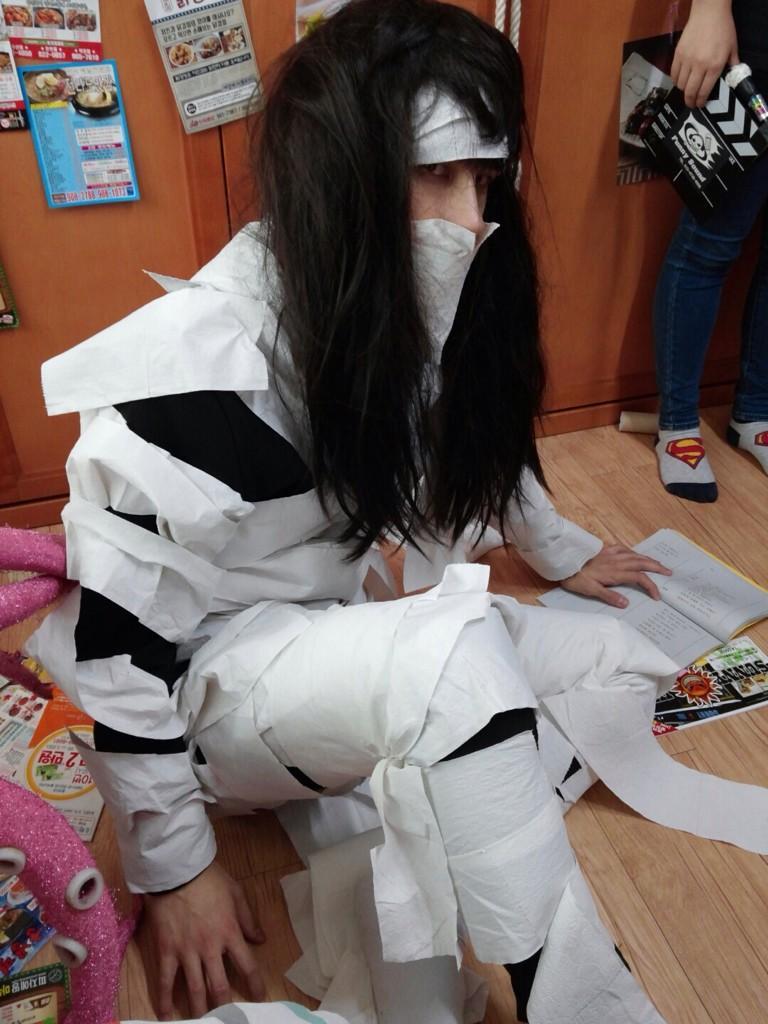 I asked jaehwan for a ring and this is how he turned up at my door