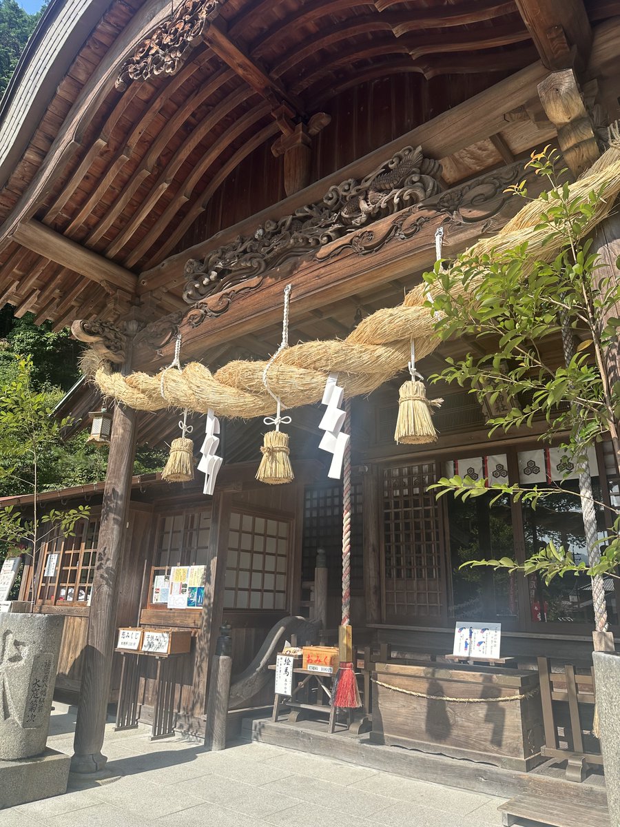 hcwmacrame's tweet image. 今日もお散歩行ってきました。そして滝で石を探す😌

石英か長石がよく取れます。