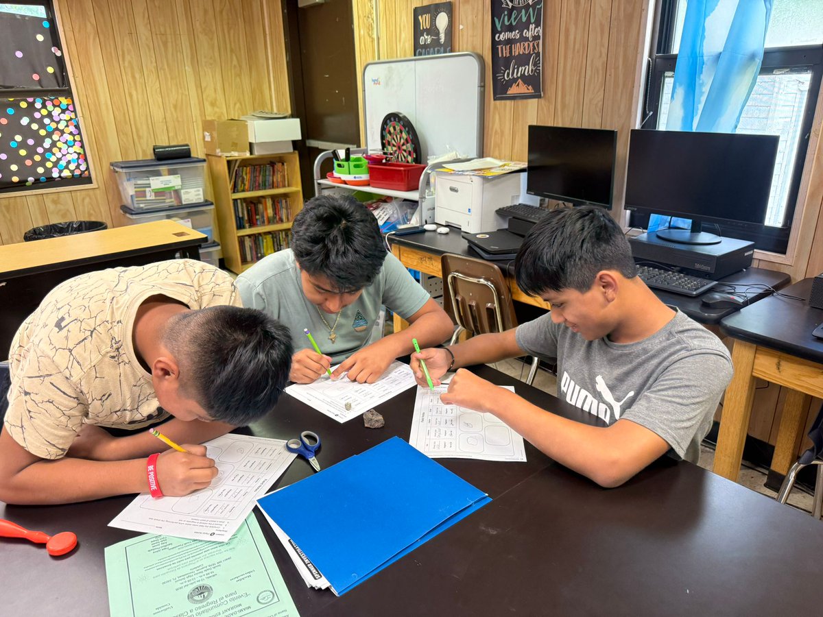 mdcpsmigrant's tweet image. Our students at South Dade Center enjoy learning with Science Kits. In this lesson, students investigate the properties of materials.

#YourBestChoiceMDCPS
#Summer305 #SYIP2025
@SuptDotres
@MDCPSTitleI
@MDCPS
