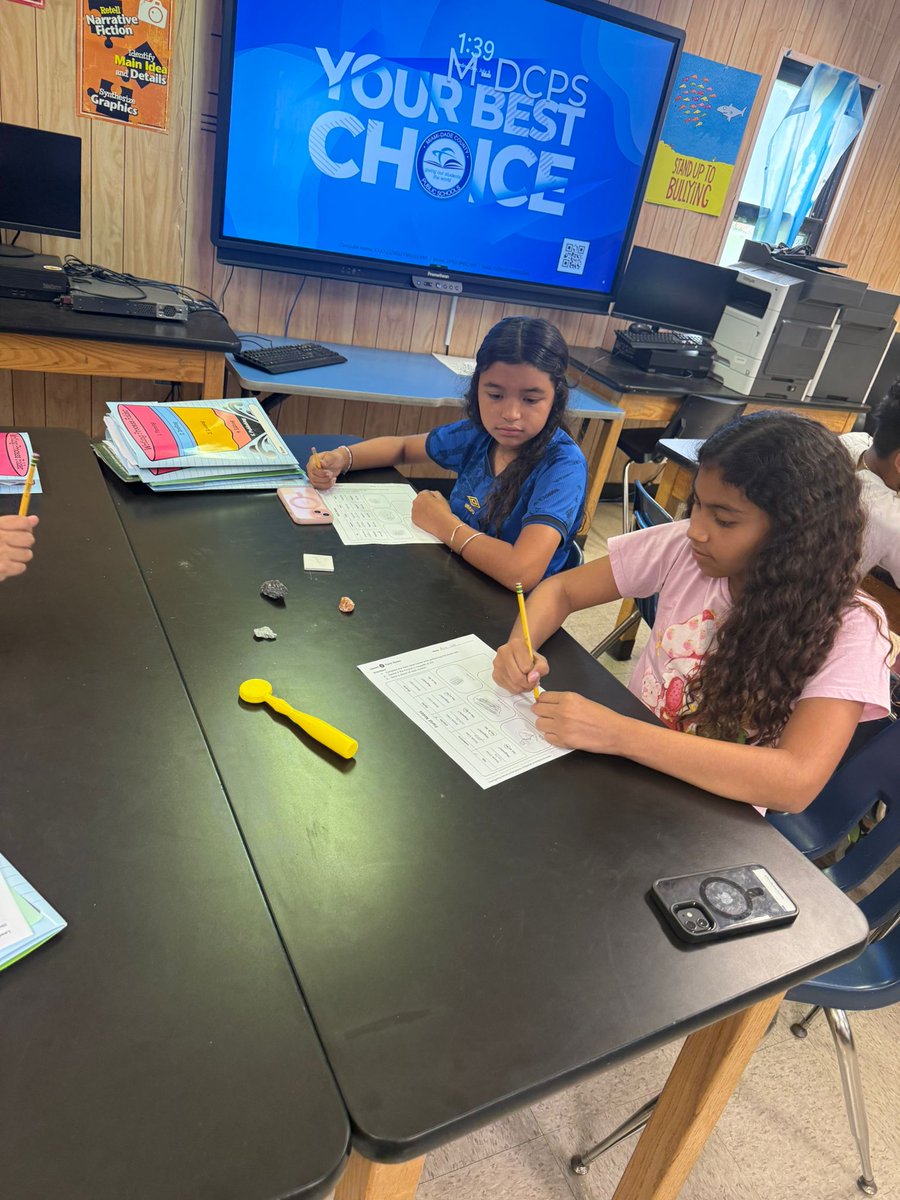 mdcpsmigrant's tweet image. Our students at South Dade Center enjoy learning with Science Kits. In this lesson, students investigate the properties of materials.

#YourBestChoiceMDCPS
#Summer305 #SYIP2025
@SuptDotres
@MDCPSTitleI
@MDCPS