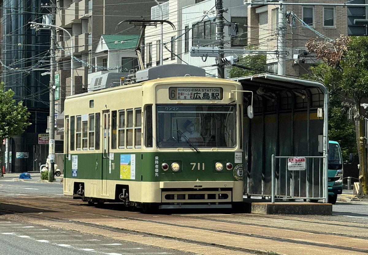OHAHiroshi3825's tweet image. 仕事で岩国へ向かう道中
セブンイレブン号をスマホ撮影♪
空は雲多めだが雨はまだのようですね。
車両定員 91(着席37)人
車両重量 20.00t
全長 13,500mm
全幅 2,450mm
全高 3,990mm