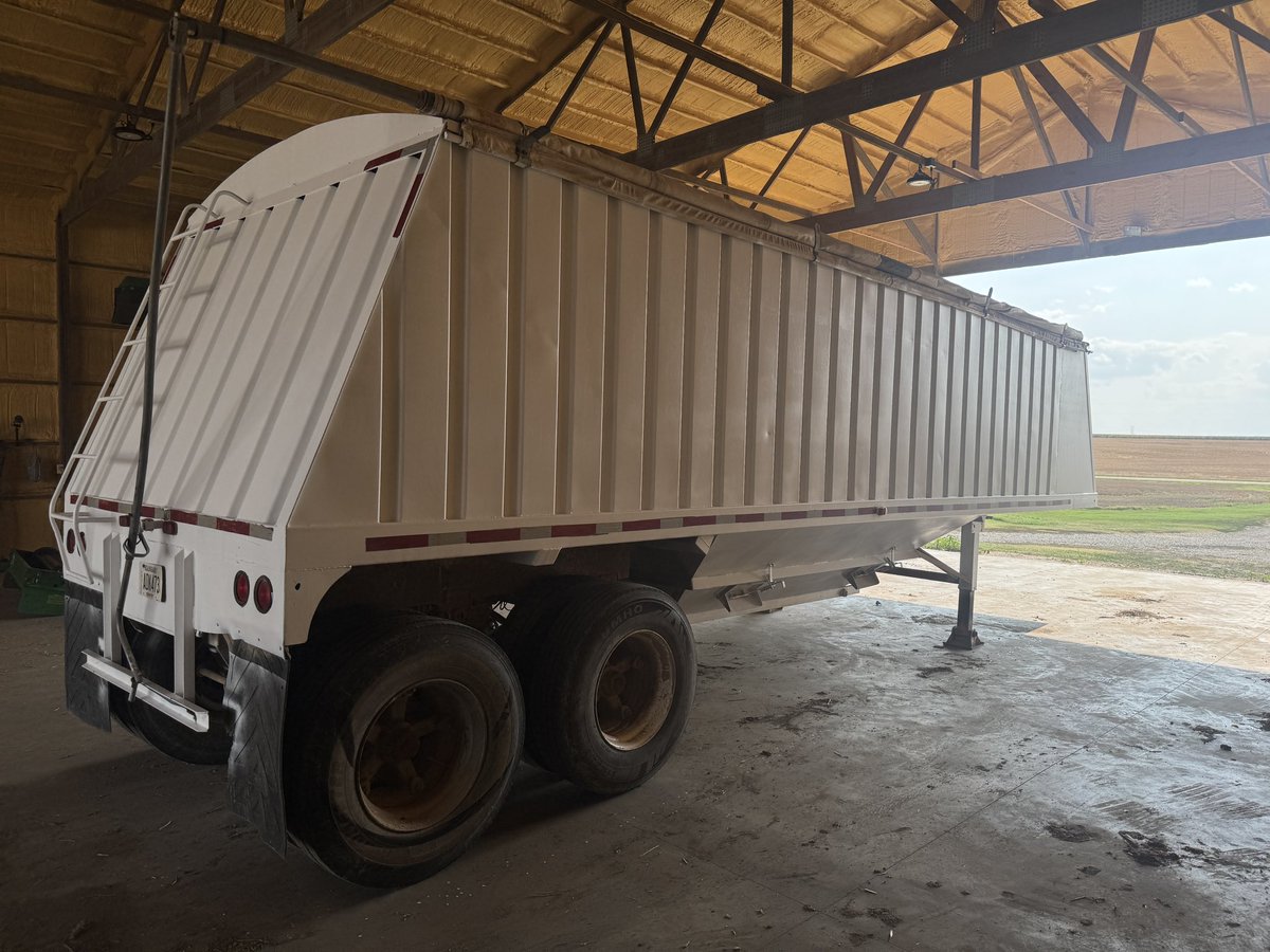 gregpeterson33's tweet image. Amazing what a new coat of paint will do for an old hopper trailer!