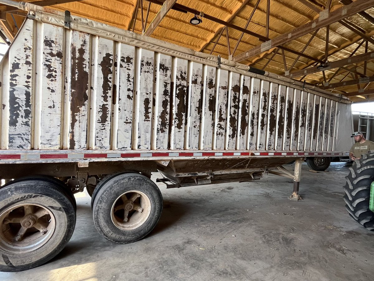 gregpeterson33's tweet image. Amazing what a new coat of paint will do for an old hopper trailer!