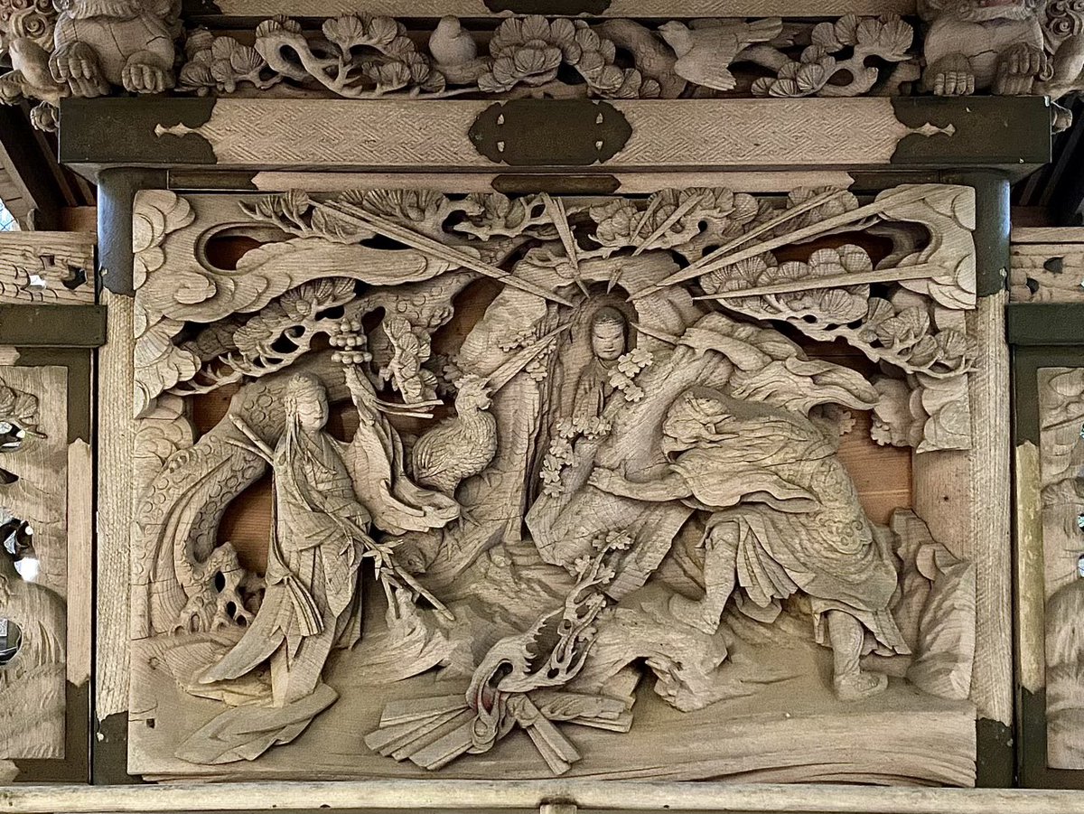 これは北関東の某所山中にある神社の社殿背面の胴羽目に施された天岩戸