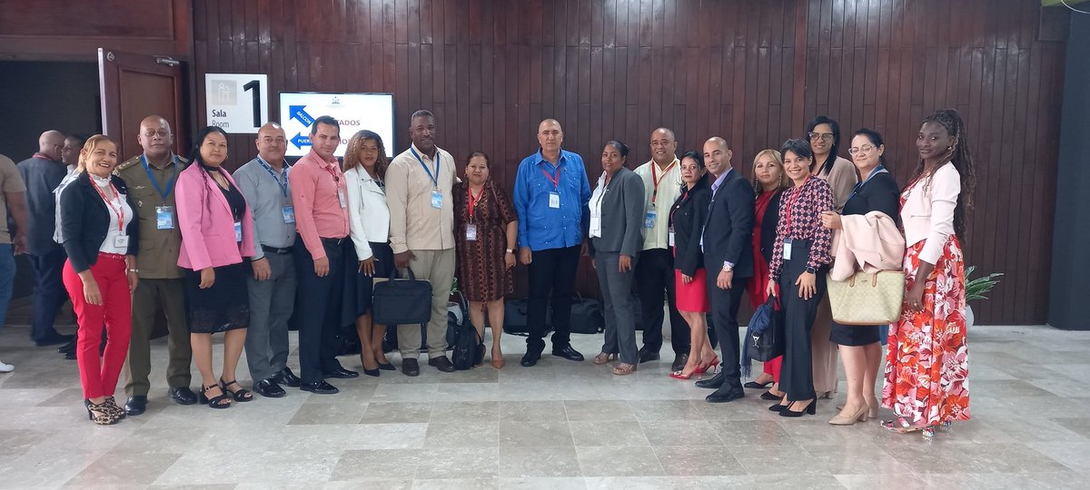 Y nos encontramos diputad@s de Las Tunas, la alegría siempre es evidente, la gente del terruño, siempre te recuerda parte de la vida, las preguntas por seres queridos, amigos, compañeros son inmediatas. Y los compromisos son evidentes. #ANPP
#CubaLegisla
#MujeresEnRevolución