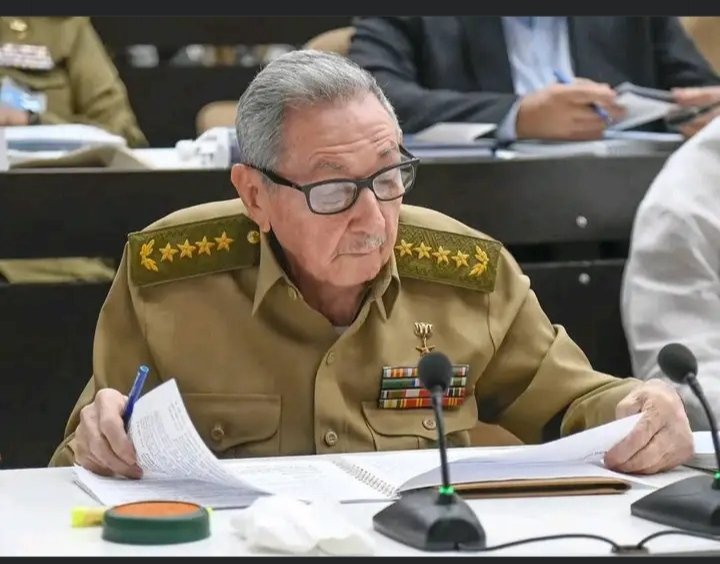 casi estamos a 72 años del Asalto Cuartel Moncada, y este 👇 joven asaltante, sigue dedicando su vida a la defensa de la soberanía de #Cuba  que pie más firme para no bajarse del estribo, que clase de ejemplo para los cubanos. Estemos a la altura de este ejemplo 👇 GRACIAS RAÚL.