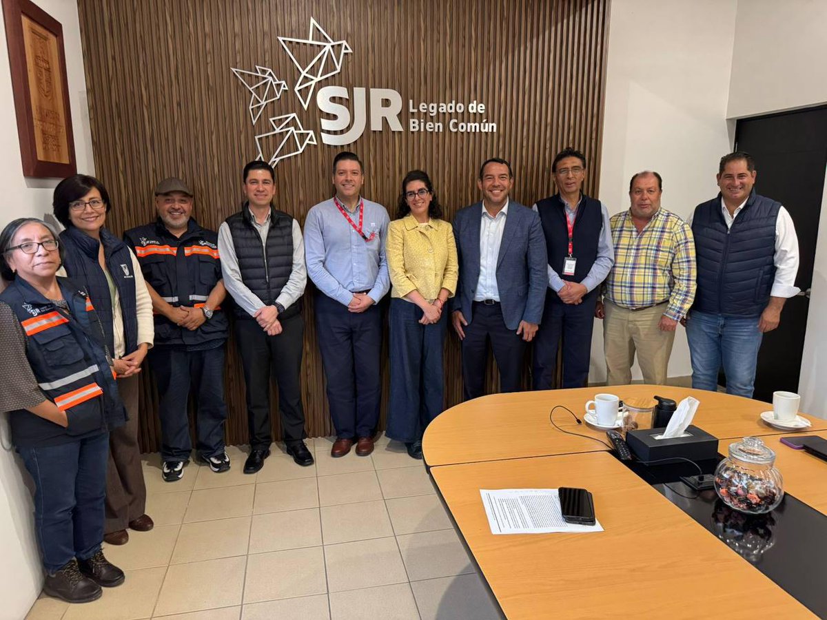 RobertoCabreraV's tweet photo. Hoy tuvimos una reunión con el delegado del Infonavit en Querétaro, Jaime Andrés Arroyo, y con Samantha González, de la Dirección de Vivienda en CDMX, para coordinar para coordinar acciones en materia de obra pública. Agradezco también al equipo de Obras Públicas, la JAPAM y la Jefatura de Gabinete por su acompañamiento. Estas gestiones nos permiten avanzar en proyectos que mejoran la calidad de vida de las familias sanjuanenses.
¡Seguimos trabajando en equipo para dejar un #LegadoDeBienComún! 💪🏽🏡