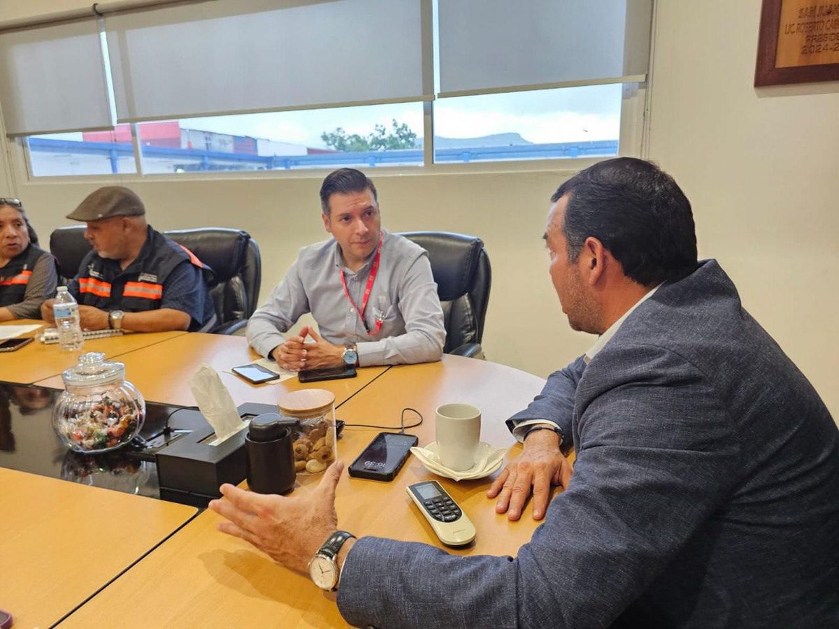 RobertoCabreraV's tweet photo. Hoy tuvimos una reunión con el delegado del Infonavit en Querétaro, Jaime Andrés Arroyo, y con Samantha González, de la Dirección de Vivienda en CDMX, para coordinar para coordinar acciones en materia de obra pública. Agradezco también al equipo de Obras Públicas, la JAPAM y la Jefatura de Gabinete por su acompañamiento. Estas gestiones nos permiten avanzar en proyectos que mejoran la calidad de vida de las familias sanjuanenses.
¡Seguimos trabajando en equipo para dejar un #LegadoDeBienComún! 💪🏽🏡