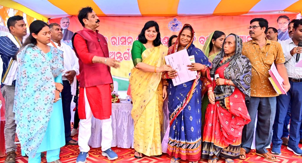 AprajitaSarangi's tweet image. Ground Zero-Yesterday
It was a pleasure for me in Tangi area of Bhubaneswar to do the following-
Lay the Foundation Stone of a Library cum Coaching Centre worth Rs 53 lakh;
Distribution of Homestead 'patta' & ration cards.
Development & Service-only agenda .
It is fulfilling.