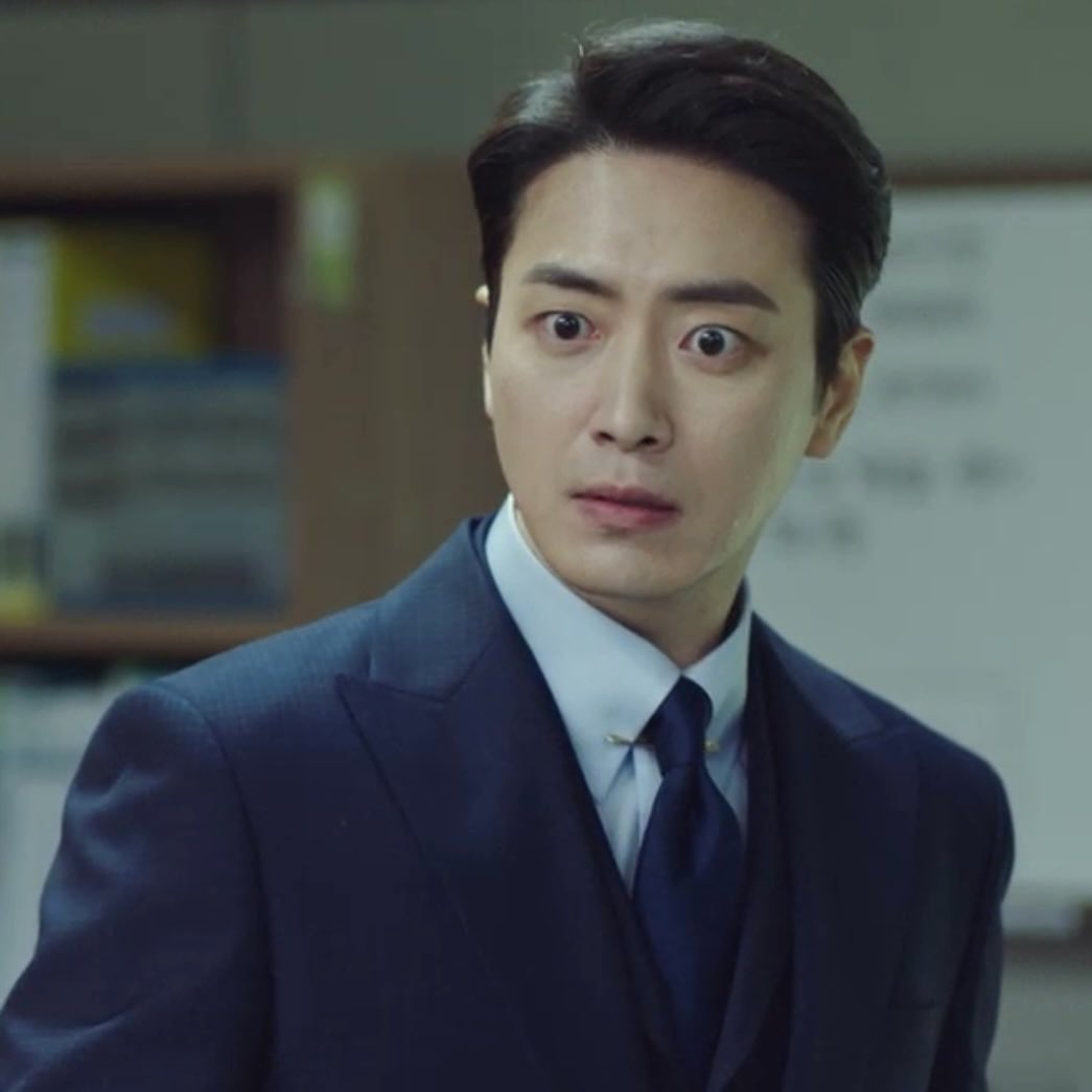 황시목 셔츠 카라랑 서동재 셔츠 소매에 같은 이염 생겨서 비밀 연애 걸리는 클리셰 보고 싶음 
연애에 동거까지 걸려버림 
- 넌 아무렇지도 않니? 
- 불법도 아닌데요 
- 그거랑 다르지 새꺄!!!!!!!!!!