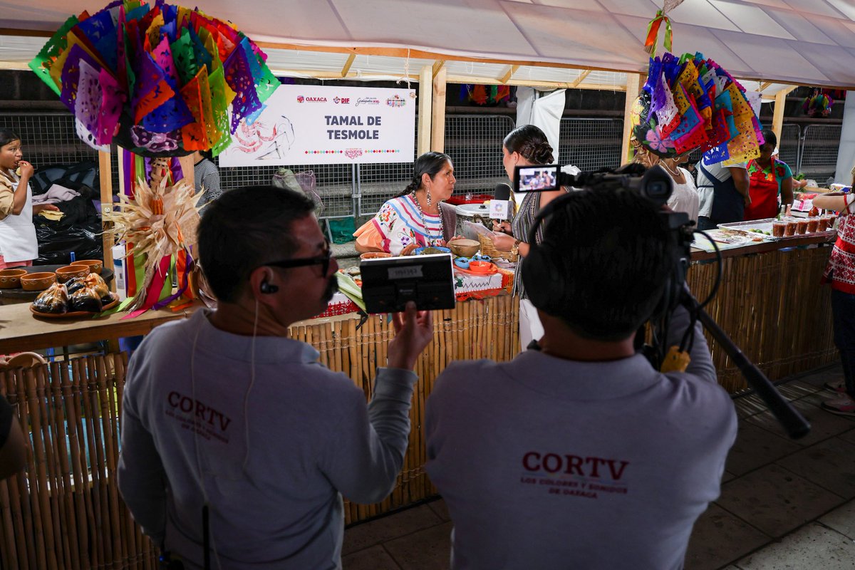 cortv's tweet photo. Desde la emblemática Plaza de la Danza, llevamos hasta tu pantalla el Tianguis Gastronómico “Desde mis raíces con sus sabores” donde 41 cocineras tradicionales nos abrieron el corazón y las ollas para compartir los sabores más auténticos de las ocho regiones de #Oaxaca. 🌽 https://t.co/CfXxYNNL7r