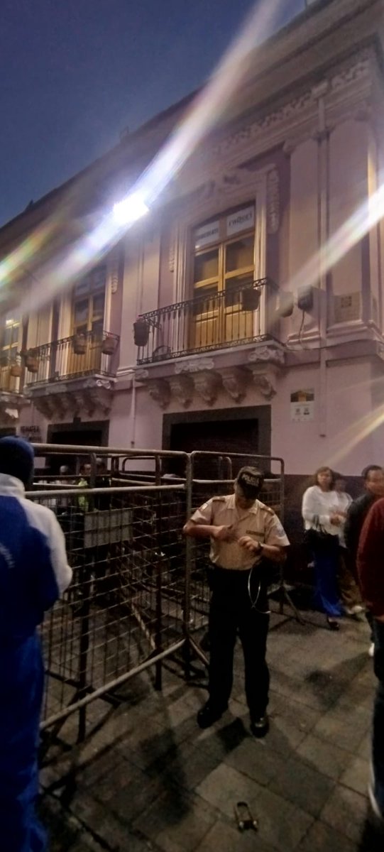 Vallas en paisajes y calles cerrada todo un día por amenazas de marchas que nunca llegan. Quién responde ante negocios que no pueden trabajar pues clientes no llegan? . Exigimos se analicen daños colaterales antes de tomar decisiones que se nota son poco inteligenciadas.