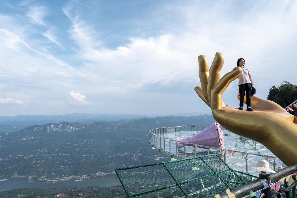 Tourists take in the natural beauty of Enshi Tujia and Miao Autonomous Prefecture, central China's Hubei Province. Known for its cool alpine climate, dramatic karst landscapes, and rich Tujia culture, Enshi has become a summer favorite with offerings from canyon treks to Qingjiang River rafting.