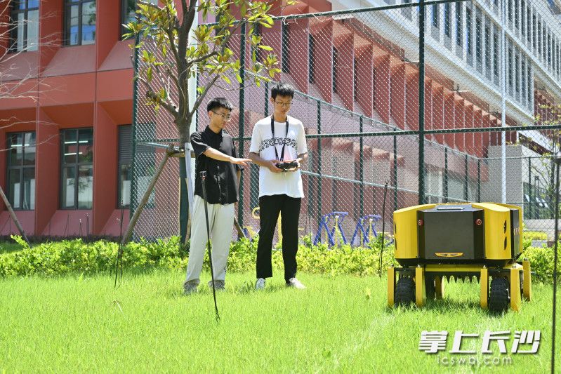 Recently, #Hunan Yaokang Intelligent Equipment Co., Ltd. was listed on the Hunan Equity #Exchange, becoming an #enterprise listed on the #College Student Innovation and Entrepreneurship Board. 
Founded by a #student #startup team from Hunan Biological and Electromechanical