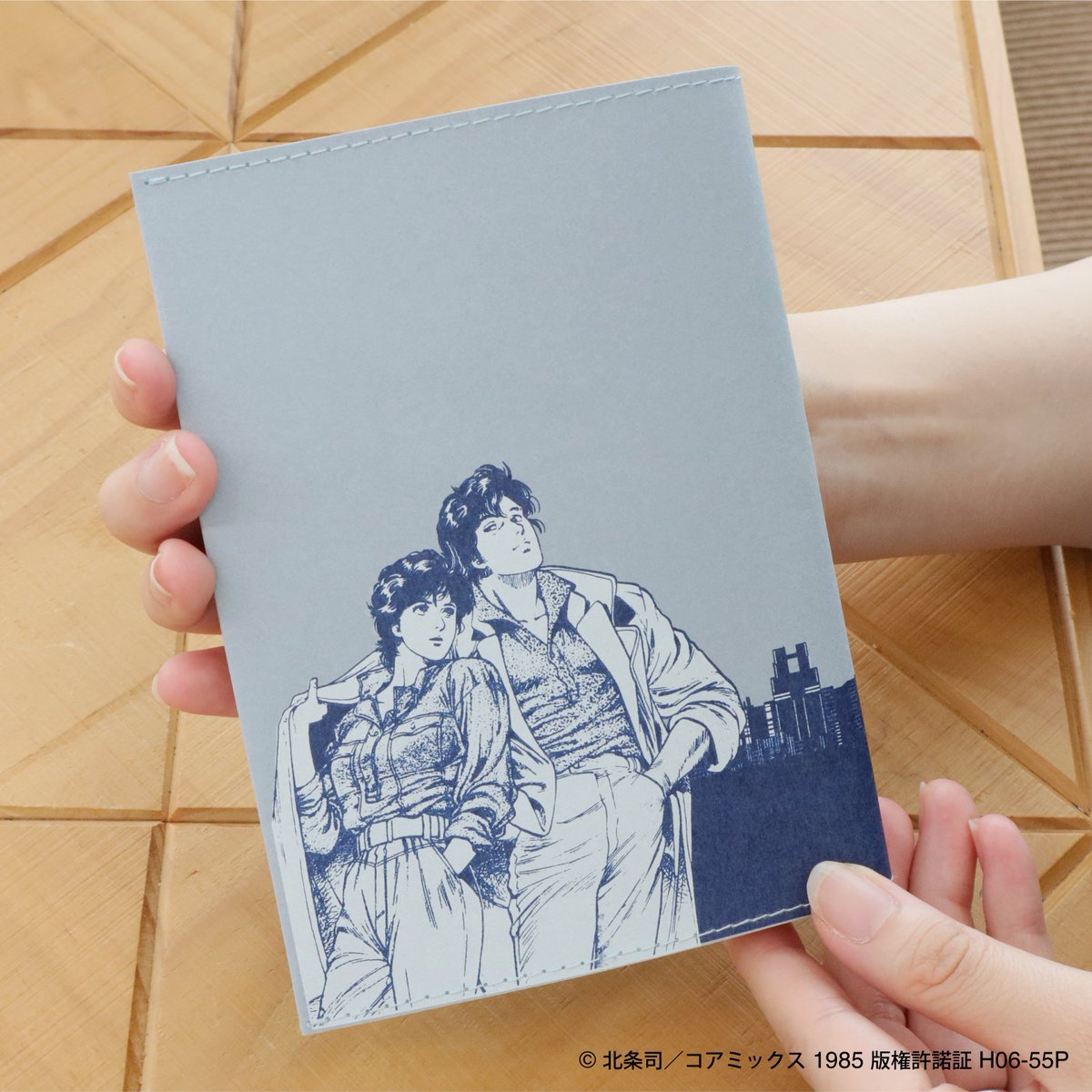komamonolab's tweet image. #ONEECOPROJECT の新商品、ウォッシャブルペーパーブックカバーに、大人気の #シティーハンター 柄が登場🎵
獠と香がビル群を背景に寄り添う、洗練された大人っぽいデザインです✨
#読書時間が_エコになる
ショップリスト☛ hon-hikidashi.jp/goods/64616/