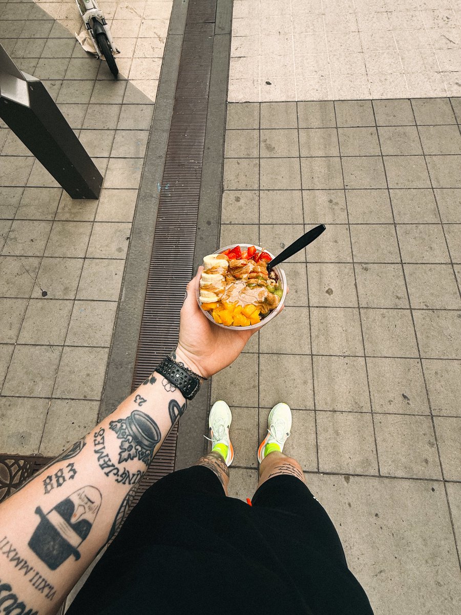 JHawkShoots's tweet image. 3.5 miles in SLC follow by this 🔥
Pure Açaí, vanilla granola, blueberries, strawberries, kiwi, mango, banana, almond butter + honey. (post run too)
Can’t even describe how hard this hit 😮💨