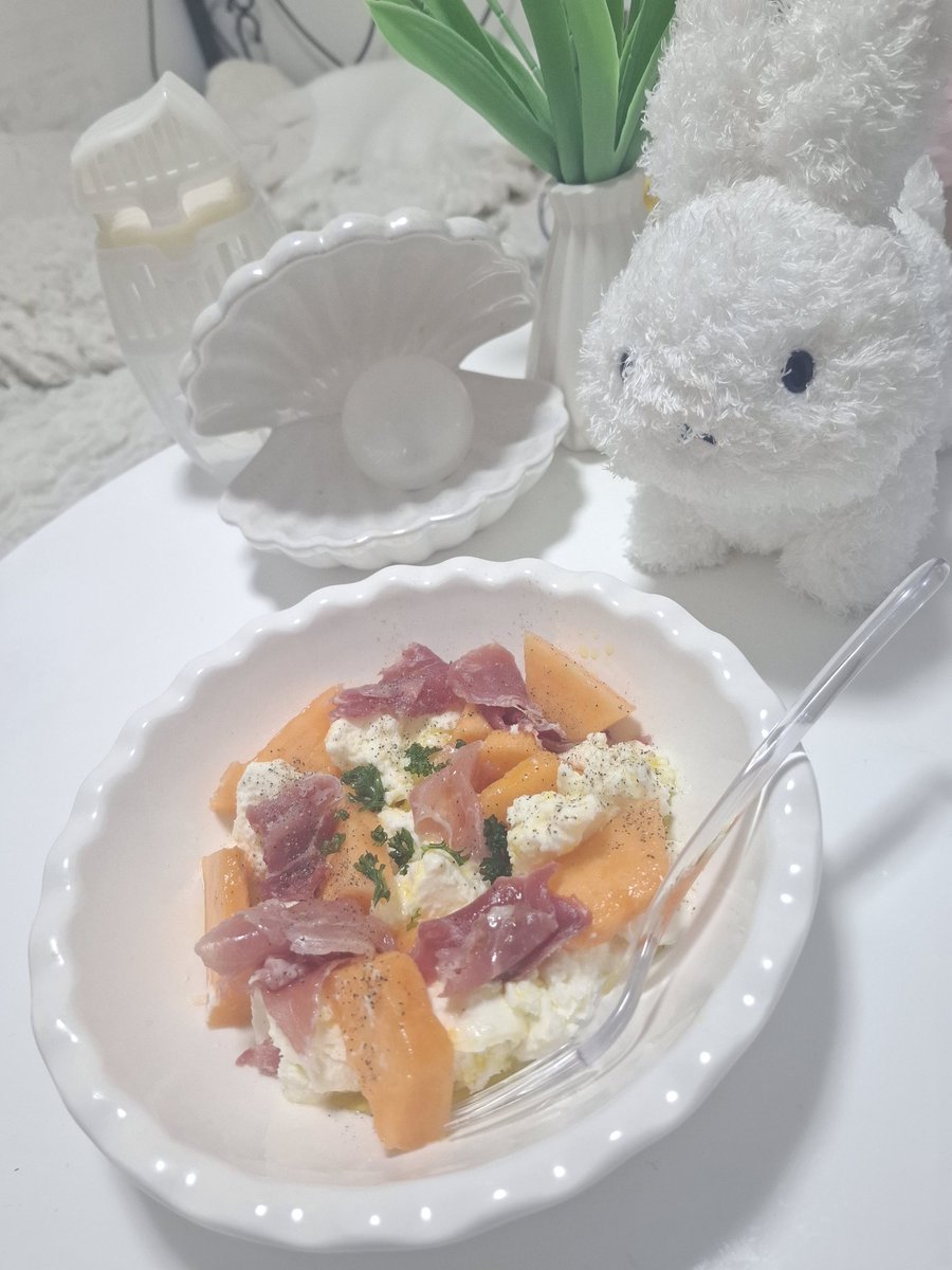 v_OLIVE_v's tweet image. 生ハムメロンのカプレーゼ作って最高の休日始まってしまったな？！うまちゅぎー！！