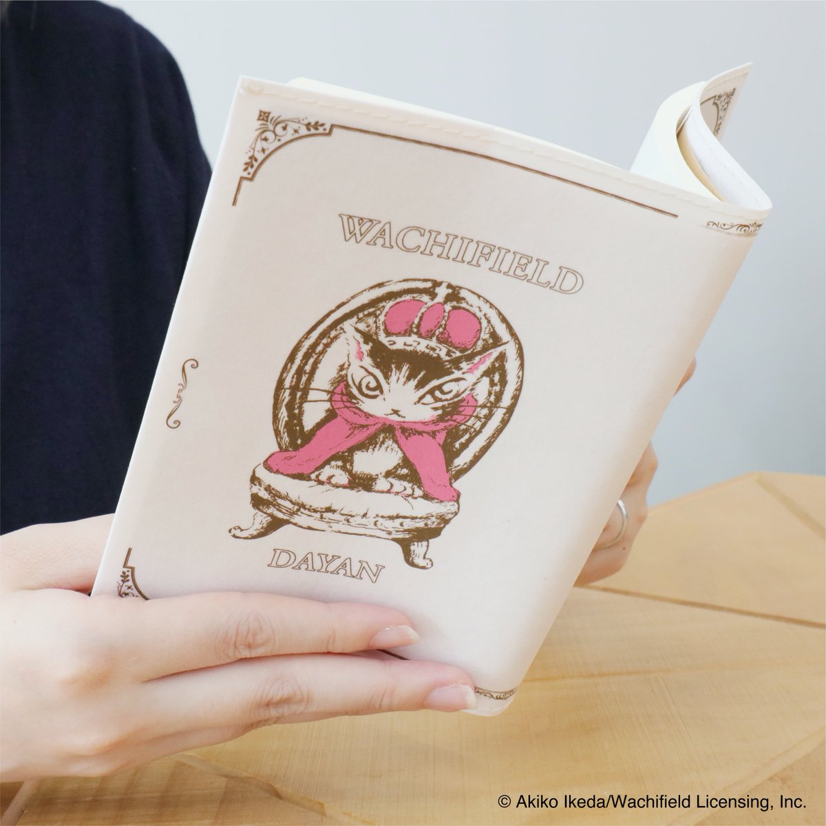 komamonolab's tweet image. #ONEECOPROJECT ウォッシャブルペーパーブックカバーに大人気の #猫のダヤン 柄が登場🐈💕
王冠を被ったベイビーダヤンをデザインした、高級感のある1枚👑✨優雅な読書時間を過ごせちゃいそう😻
#読書時間が_エコになる
ショップリスト☛ hon-hikidashi.jp/goods/64616/