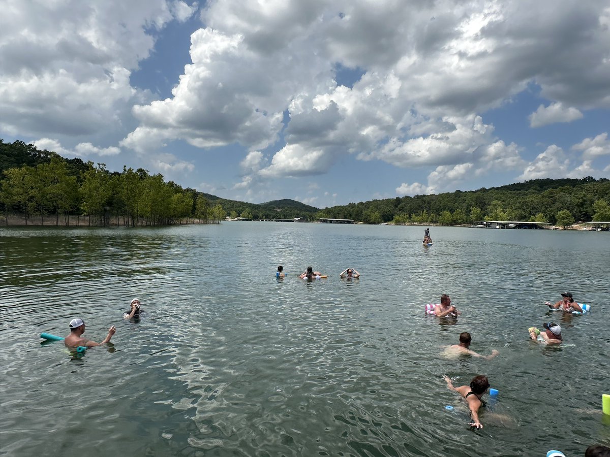 MO_Bombers_2005's tweet image. Had  the day off today. Had some Lake time with the team. Ready to start Bracket play tomorrow.