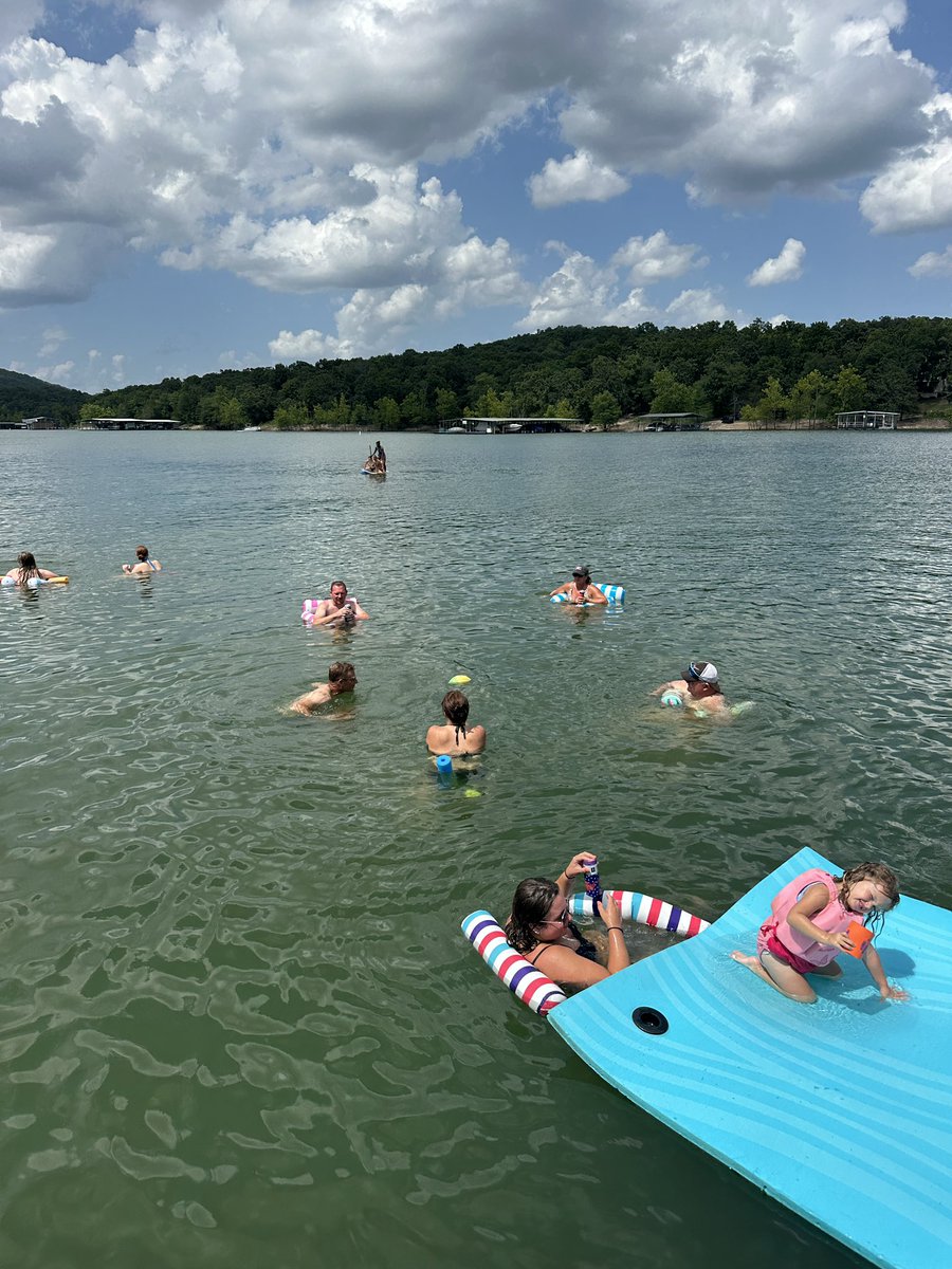 MO_Bombers_2005's tweet image. Had  the day off today. Had some Lake time with the team. Ready to start Bracket play tomorrow.