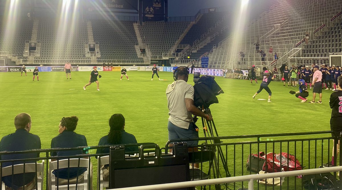 RepDarrenSoto's tweet image. Cheered on my fellow Floridians @DWStweets and @USRepKCastor at the @CWSoftballGame tonight! ⚾️
Let’s defeat cancer together. 🙏🏽