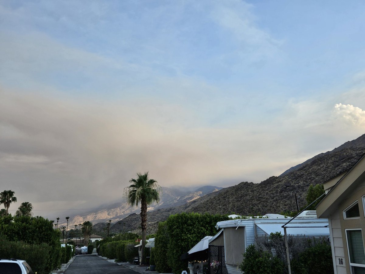EconomyRadio's tweet image. smoke from the #DaleFire has creeped over the top of the mountains here into Palm Springs. #LoveIsland #WONWOO