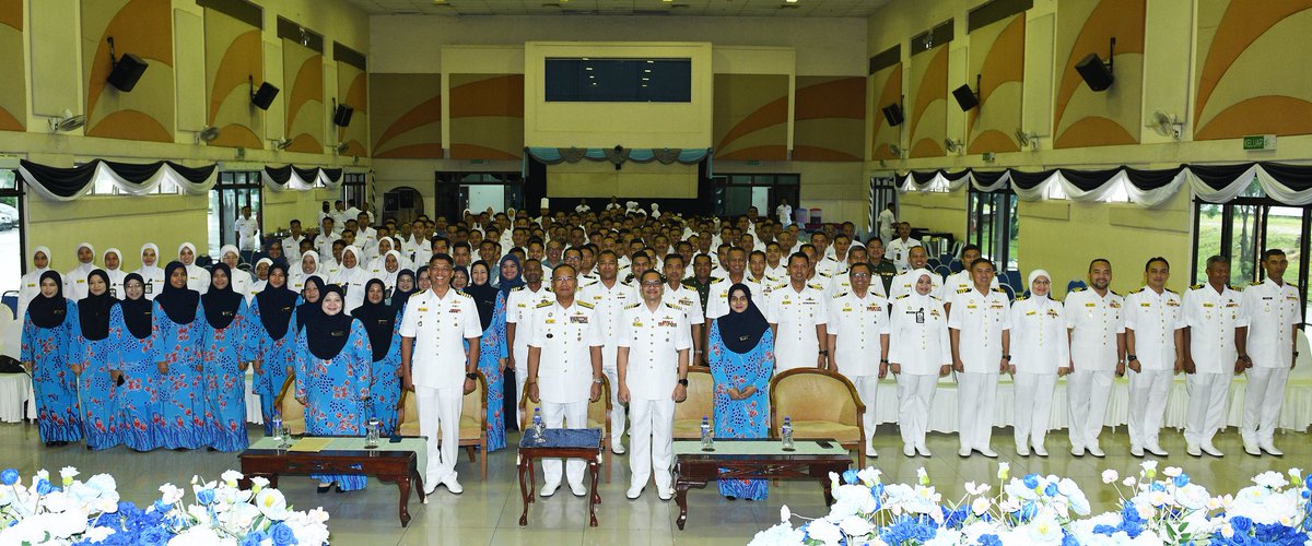 KD SULTAN ISMAIL (@kdsi_rasmi) on Twitter photo Majlis Serah Terima Tugas Pegawai Memerintah KD SULTAN ISMAIL - 9 Julai 2025 bersamaan 13 Muharam 1447H
Baca lanjut di m.facebook.com/story.php?stor⦠Majlis Serah Terima Tugas Pegawai Memerintah KD SULTAN ISMAIL - 9 Julai 2025 bersamaan 13 Muharam 1447H
Baca lanjut di m.facebook.com/story.php?storβ¦