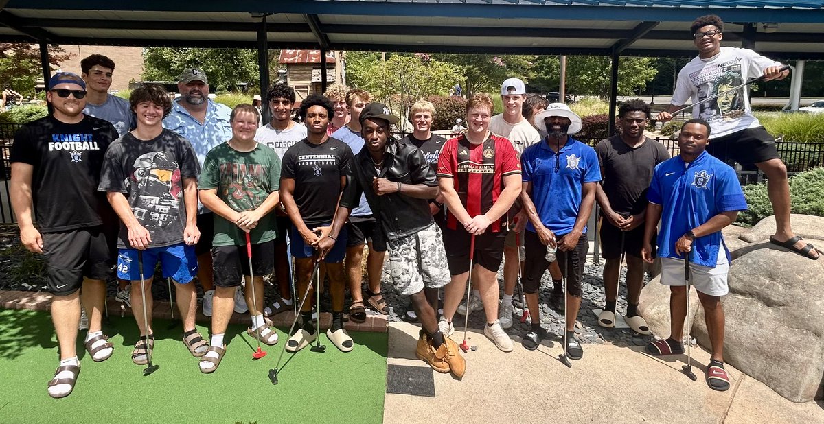 CHSKnightsFB's tweet image. We had a great time hanging with our seniors before they enter their final season! #uKnighted25