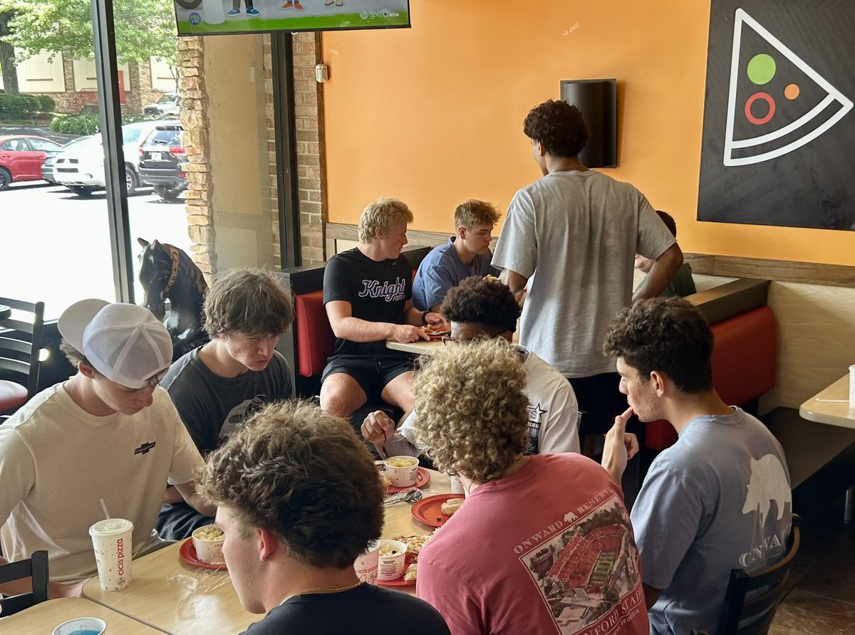 CHSKnightsFB's tweet image. We had a great time hanging with our seniors before they enter their final season! #uKnighted25